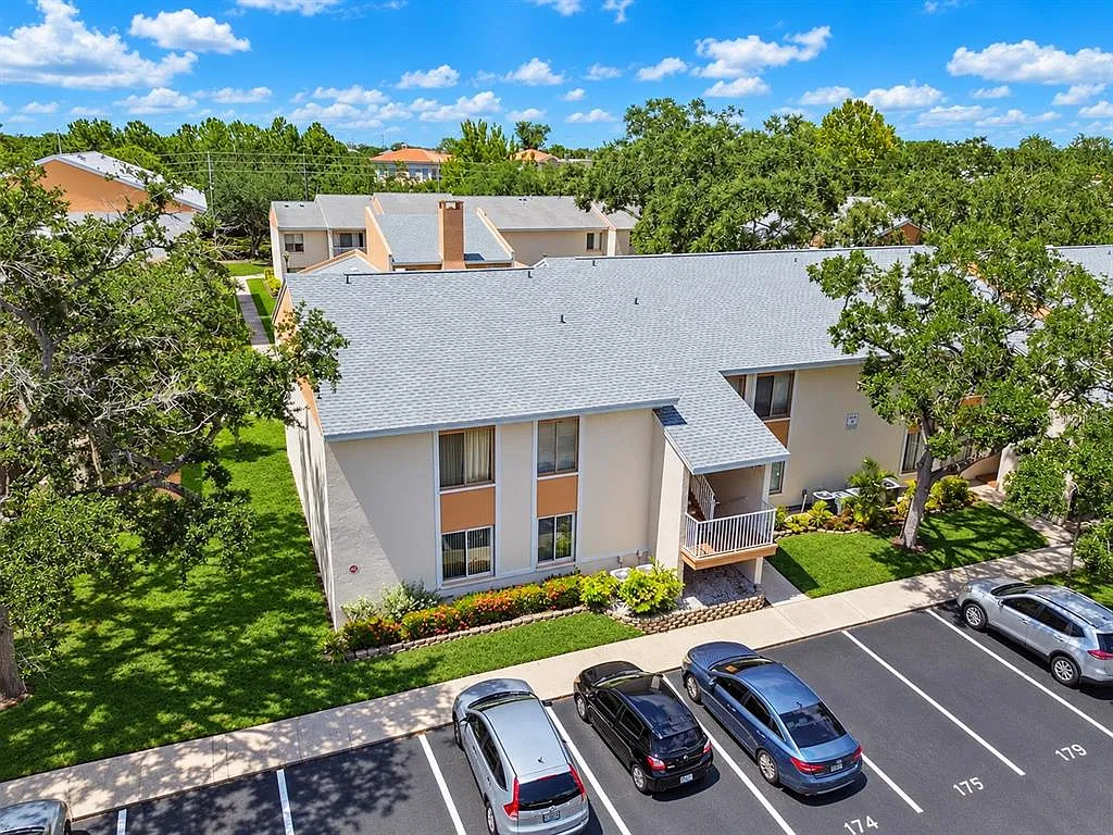 1 bed, 1.0 bath, 760 sqft, $2,000 — Photo 1