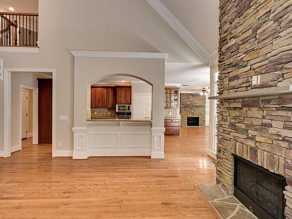 3rd image of 2600 Berne Ln