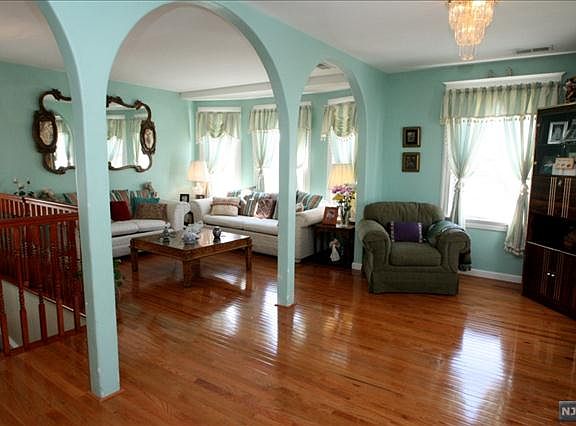 4th image of 77 Lindsley Ave