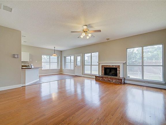 3rd image of 1211 Graves Ct