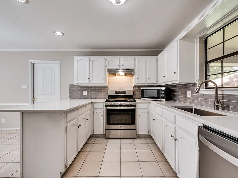 406 Dogwood Trl — Photo 7