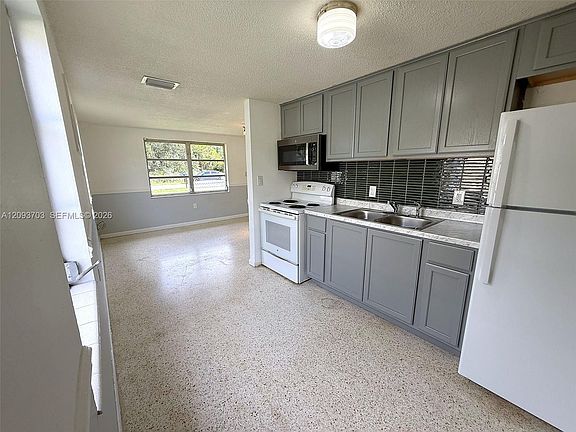4th image of 2619 Pompano Dr