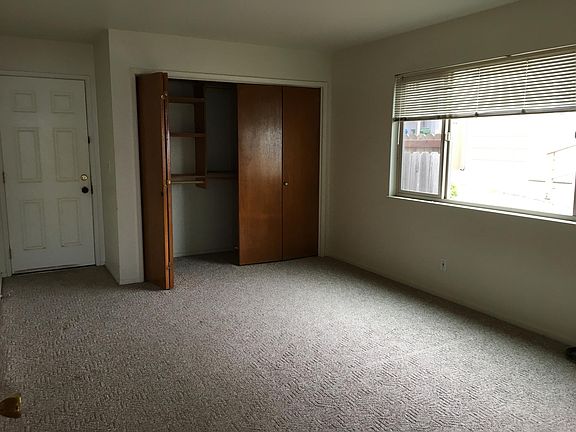 5th image of 2621 E Cliff Dr #A