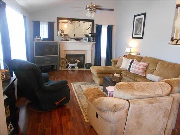 4th image of 695 Debbie Ln