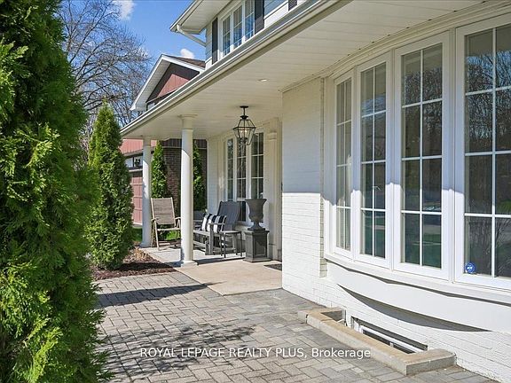 4th image of 1594 Calumet Pl
