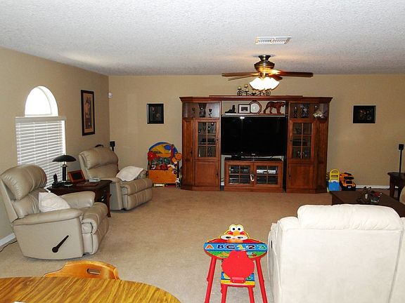 3rd image of 826 Westcliffe Dr