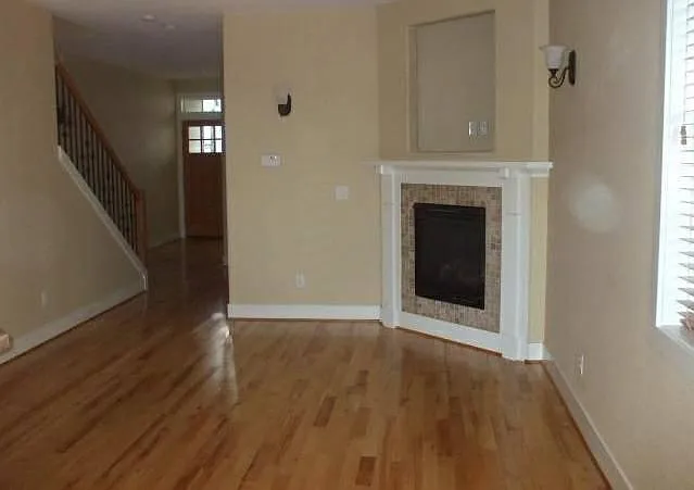 3 bed, 2.5 bath, 2076 sqft, $2,690 — Photo 3