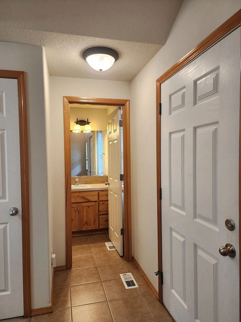 Charming 2-story home in desirable Sunnycrest Point area — Photo 3