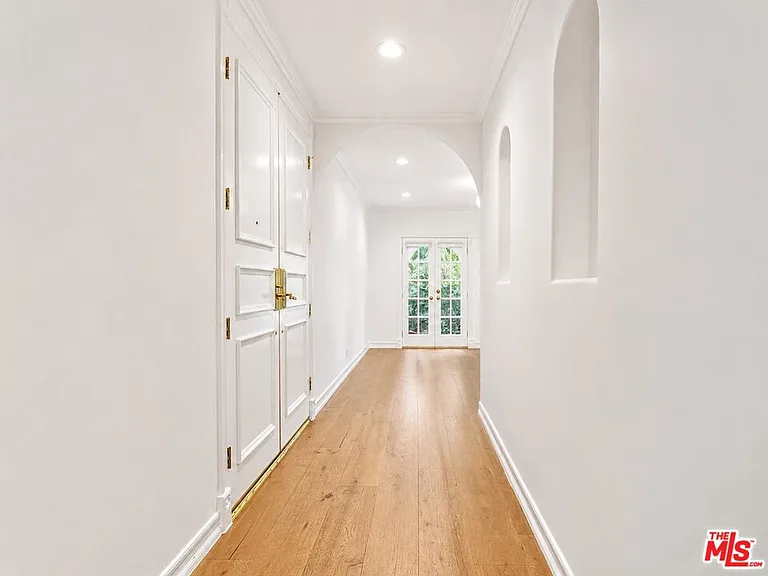 342 N Palm Dr #201 — Photo 32