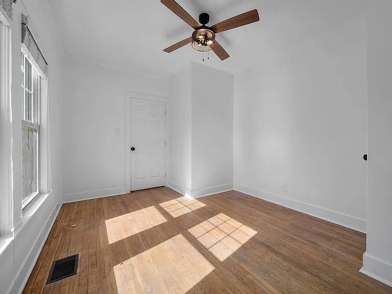 210 E Dobbs St — Photo 26