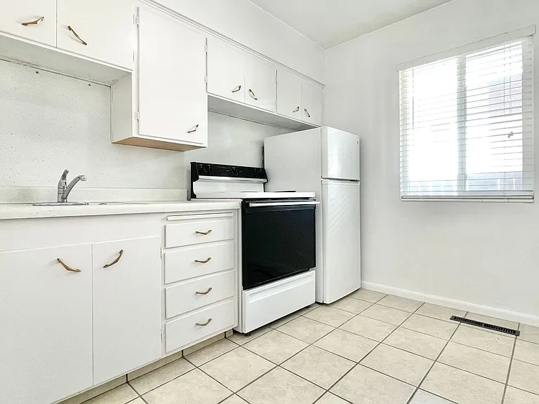 1170 E. Westminster Ave. — Photo 7