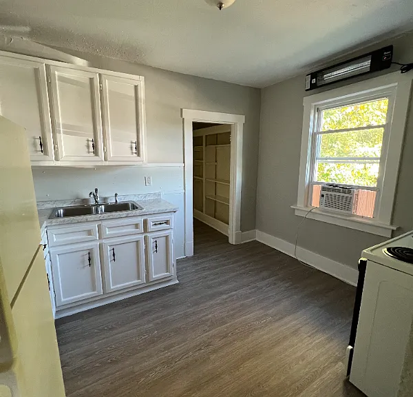 1106 Parker St — Photo 8