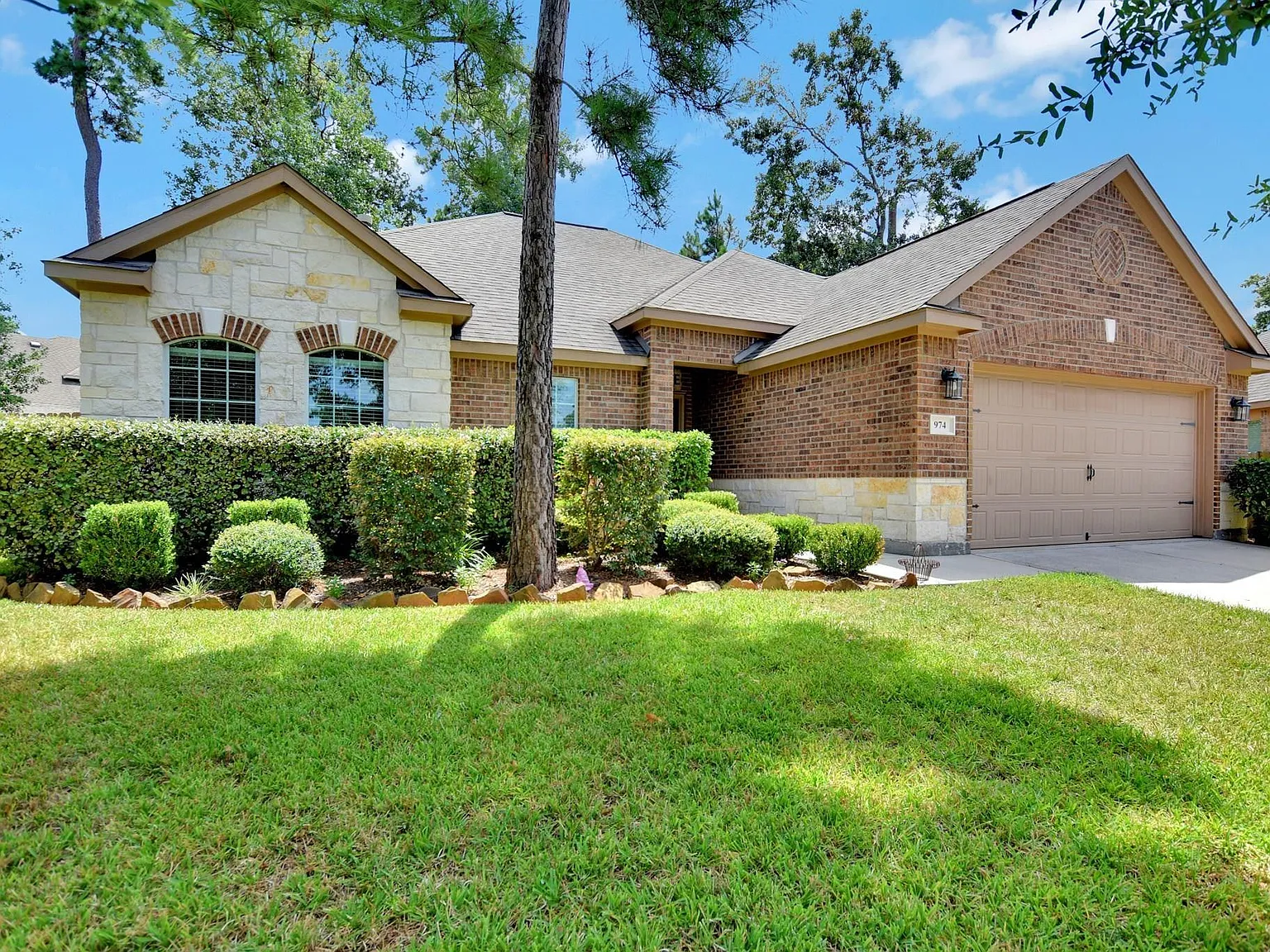 3 bed, 2.0 bath, 1847 sqft, $2,200 — Photo 2