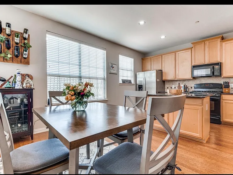 1421 Fox Run Dr — Photo 10