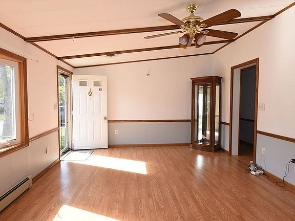 5th image of 7 Green Holly Dr