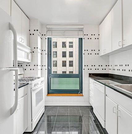 4th image of 1 Irving Pl APT V12a