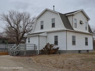 208 3rd Ave SW, Bowman, ND 58623