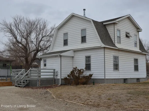 208 3rd Ave SW, Bowman, ND 58623