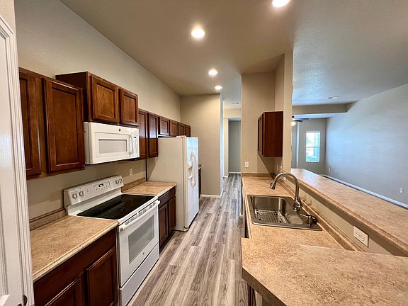 Kitchen w upgraded sink, pull out cabinets