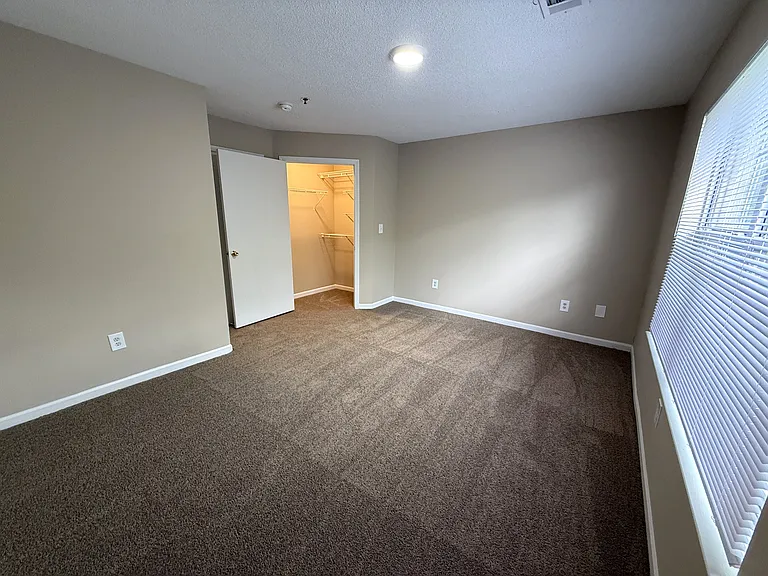 Bellewood Park Apartments — Photo 18