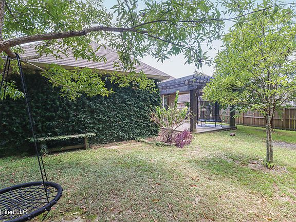 3rd image of 14097 Fox Hill Dr