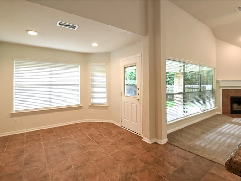 22 Hobbit Glen Dr — Photo 6
