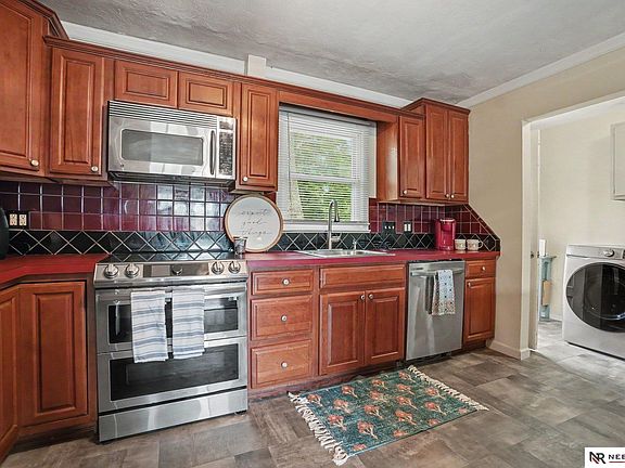 4th image of 217 W Waring St