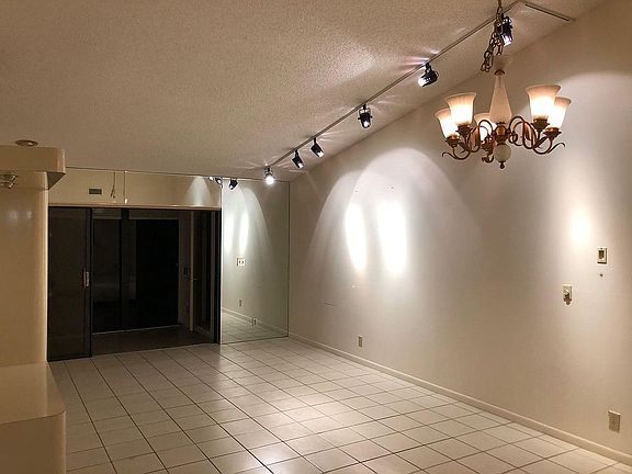 Living Room vautled ceiling