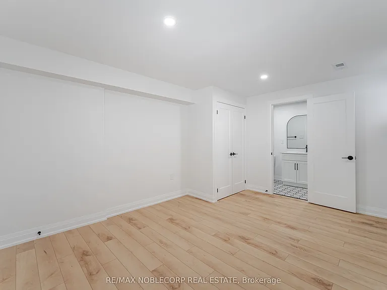 131 Dunstan Cres #LOWER — Photo 21