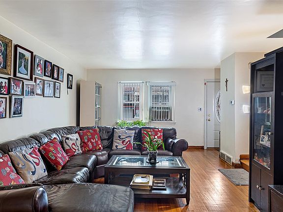 3rd image of 2934 Throop Avenue