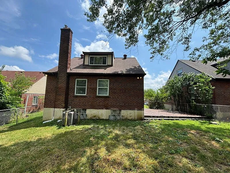 3 bed, 1.0 bath, 901 sqft, $1,595 — Photo 3