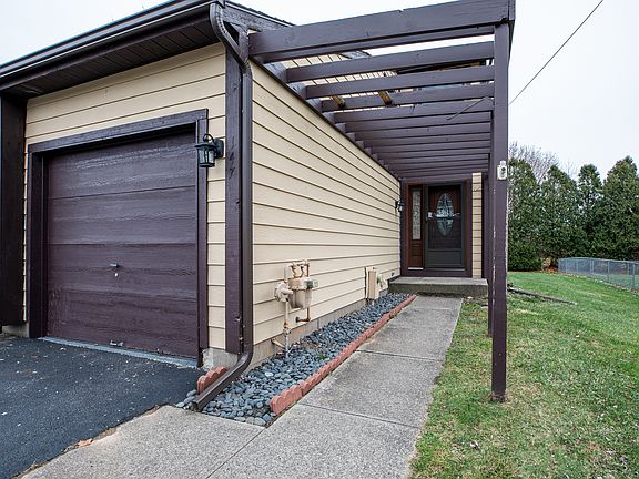 2nd image of 147 Idlewood Blvd