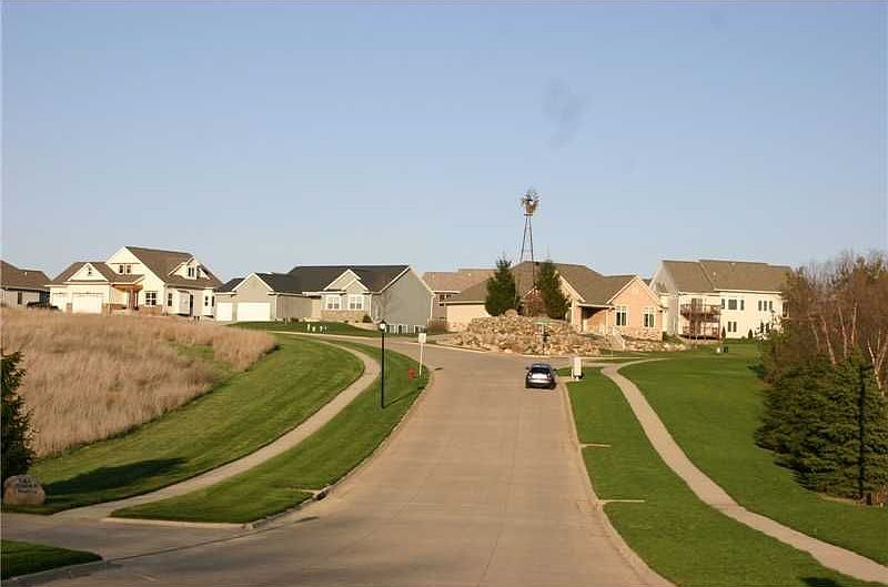 2nd image of 419 Whispering Willow Ln