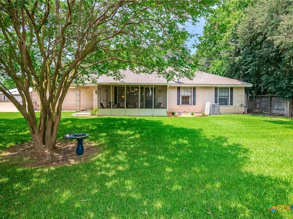 11 Shannon Ct, Cuero, TX 77954