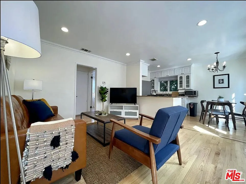 1 bed, 1.0 bath, 750 sqft, $4,000 — Photo 2