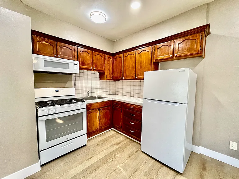 229 W 8th St #D — Photo 10