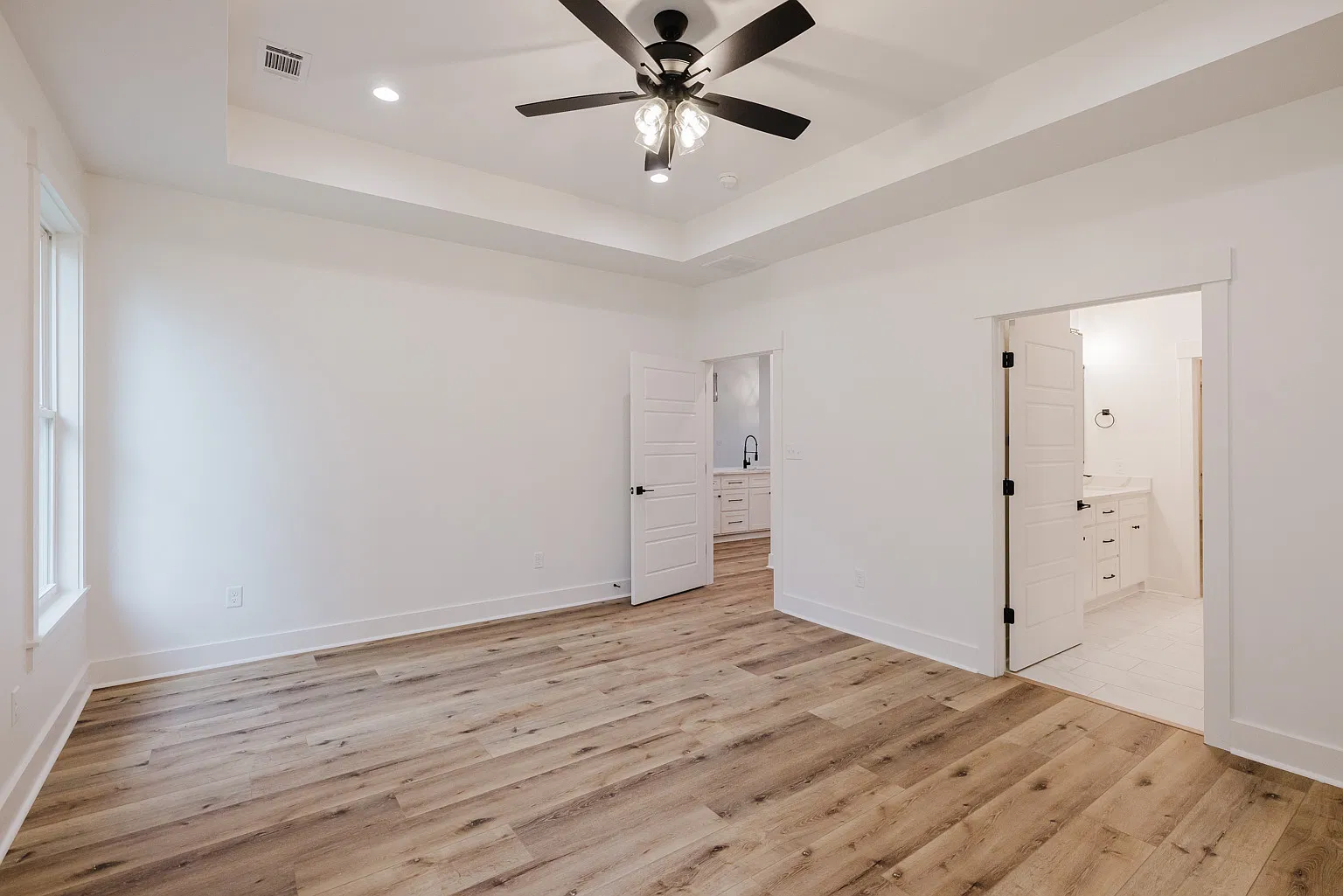 4 bed, 2393 sqft, $2,450 — Photo 4