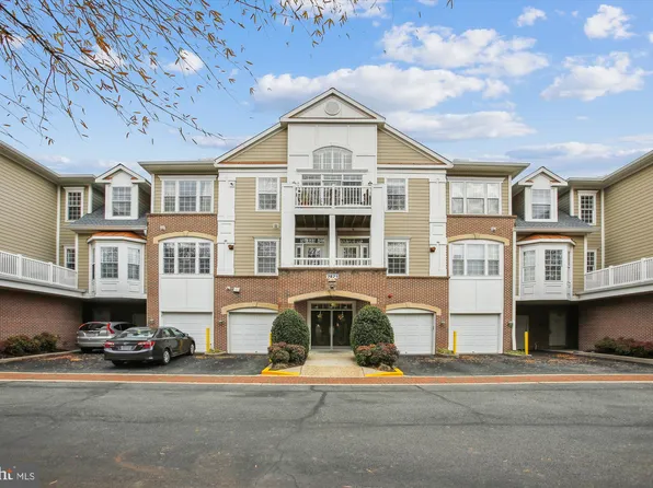 7871 Rolling Woods Ct APT 308, Springfield, VA 22152