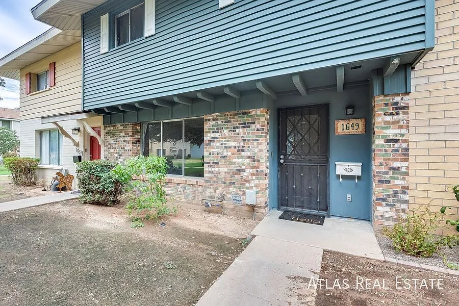 Coming Soon- 3 Bed/2.5 Bath Townhome- Washer And Dryer In Unit! — Photo 4