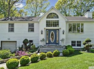 10 Olive Ln, Shirley, NY 11967