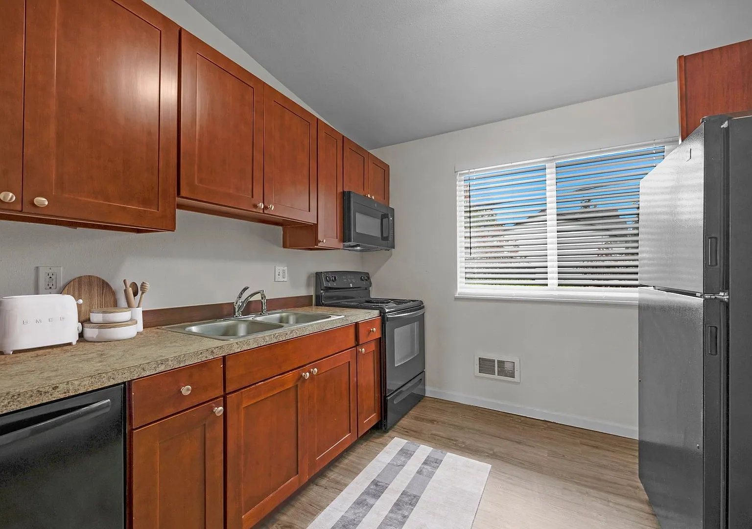 Pet-Friendly One- and Two-Bedroom Apartments in Edmonds — Photo 2