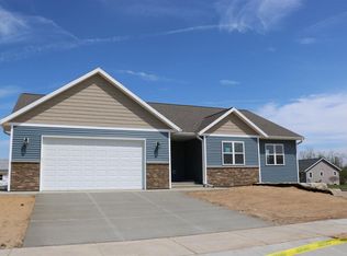 485 Crestview Dr, Reedsburg, WI 53959