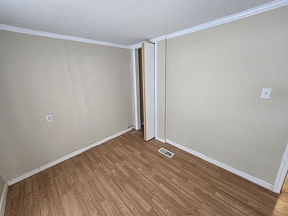 4th image of 160 Crestwood Dr