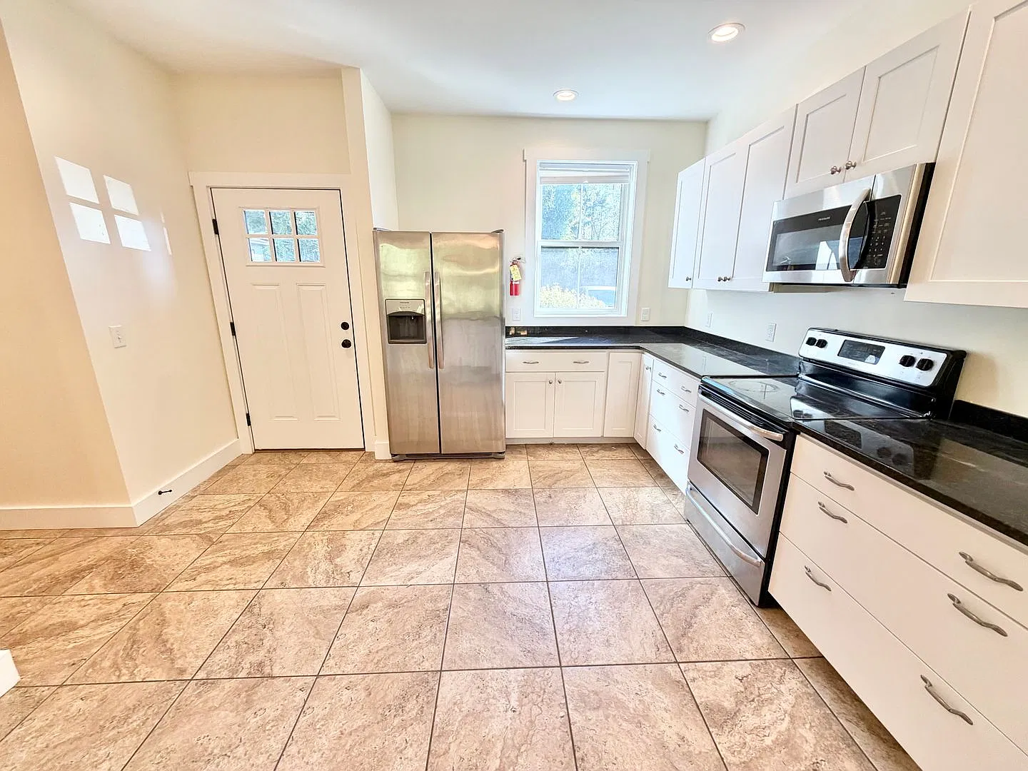 3BR Shelburne Townhouse Available Now! — Photo 3