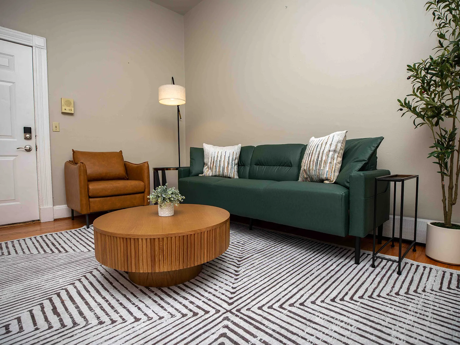 2 bed, 1100 sqft, $2,000 — Photo 3