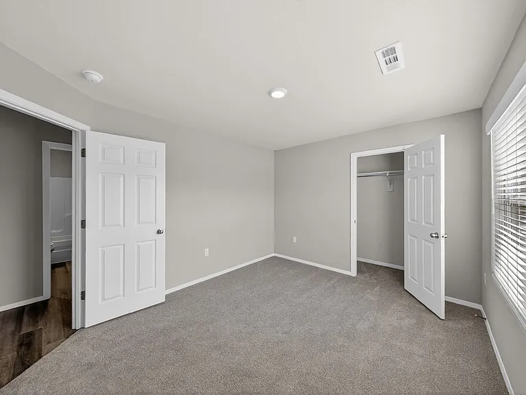 4405 Sackett Ave — Photo 4