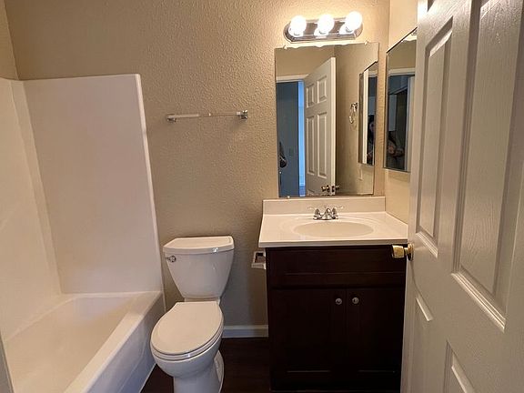 2nd image of 200-227 Hunters Ln #202