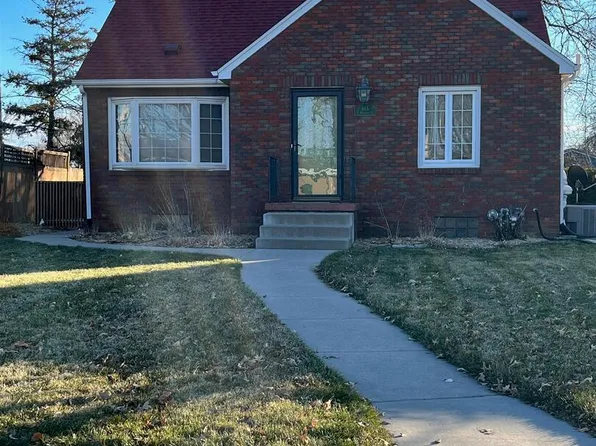 613 N Mississippi St, Blue Grass, IA 52726