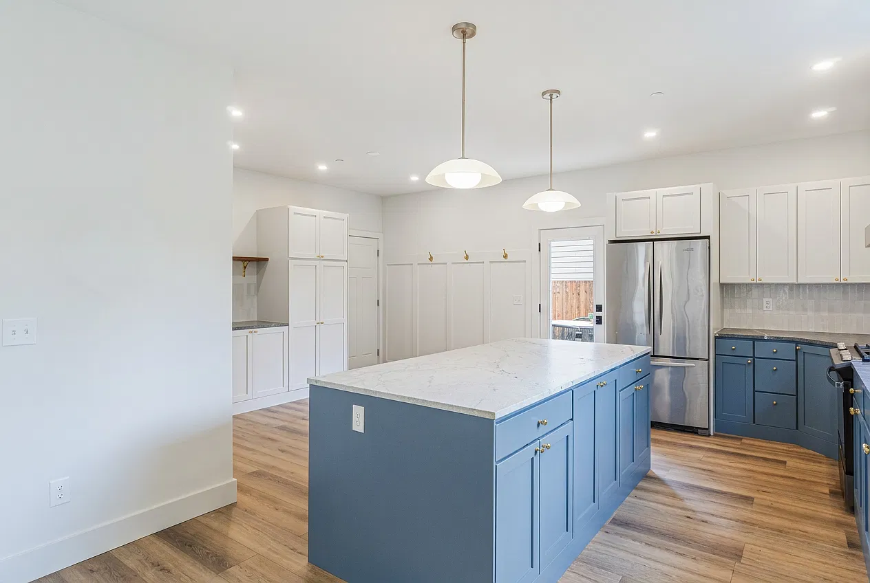 4 bed, 2.5 bath, 2500 sqft, $3,899 — Photo 4
