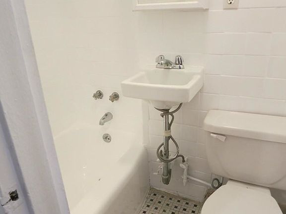 4th image of 454 W 45th St APT 4RW